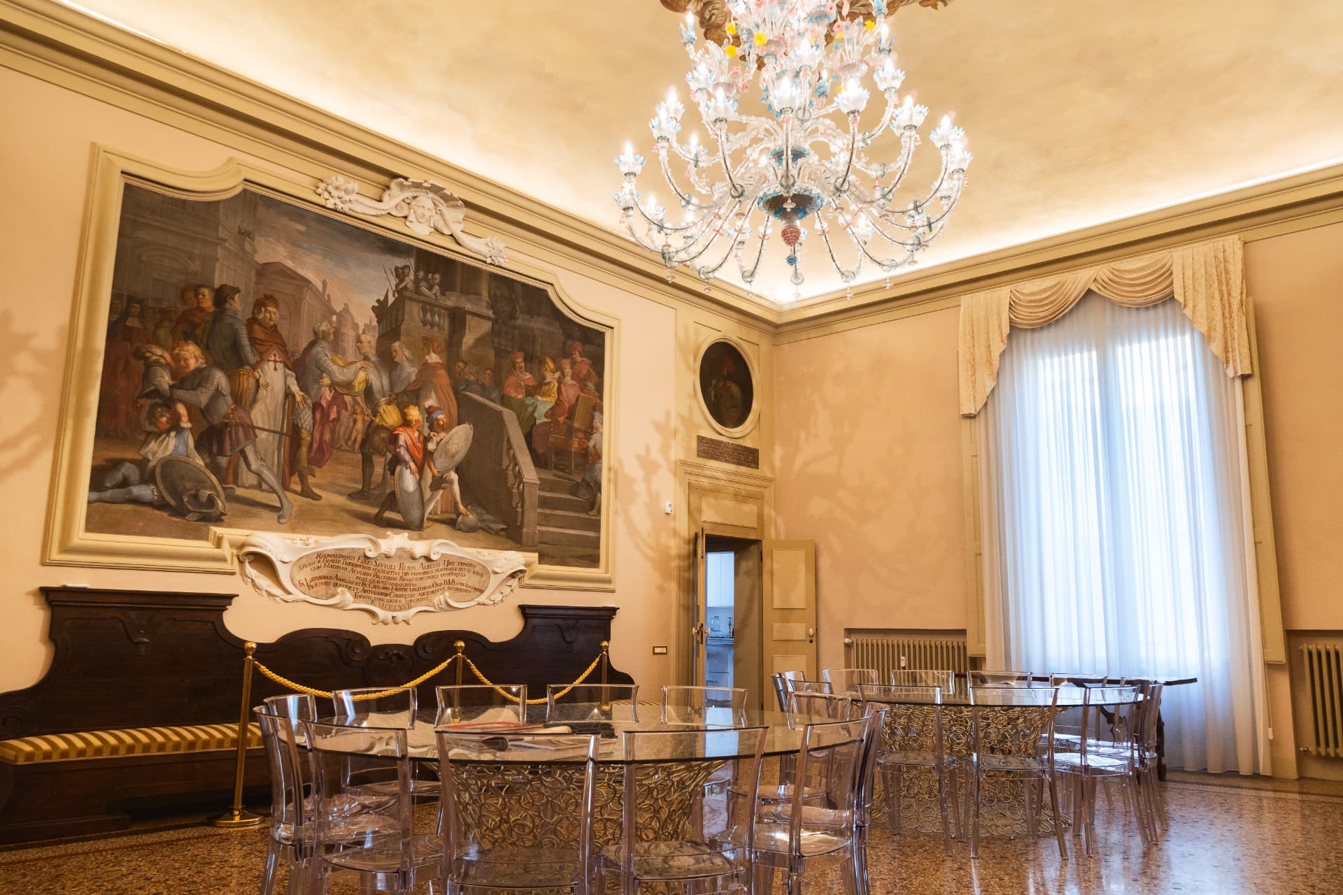 Sala affrescata di Palazzo Savioli con lampadario in vetro di Murano