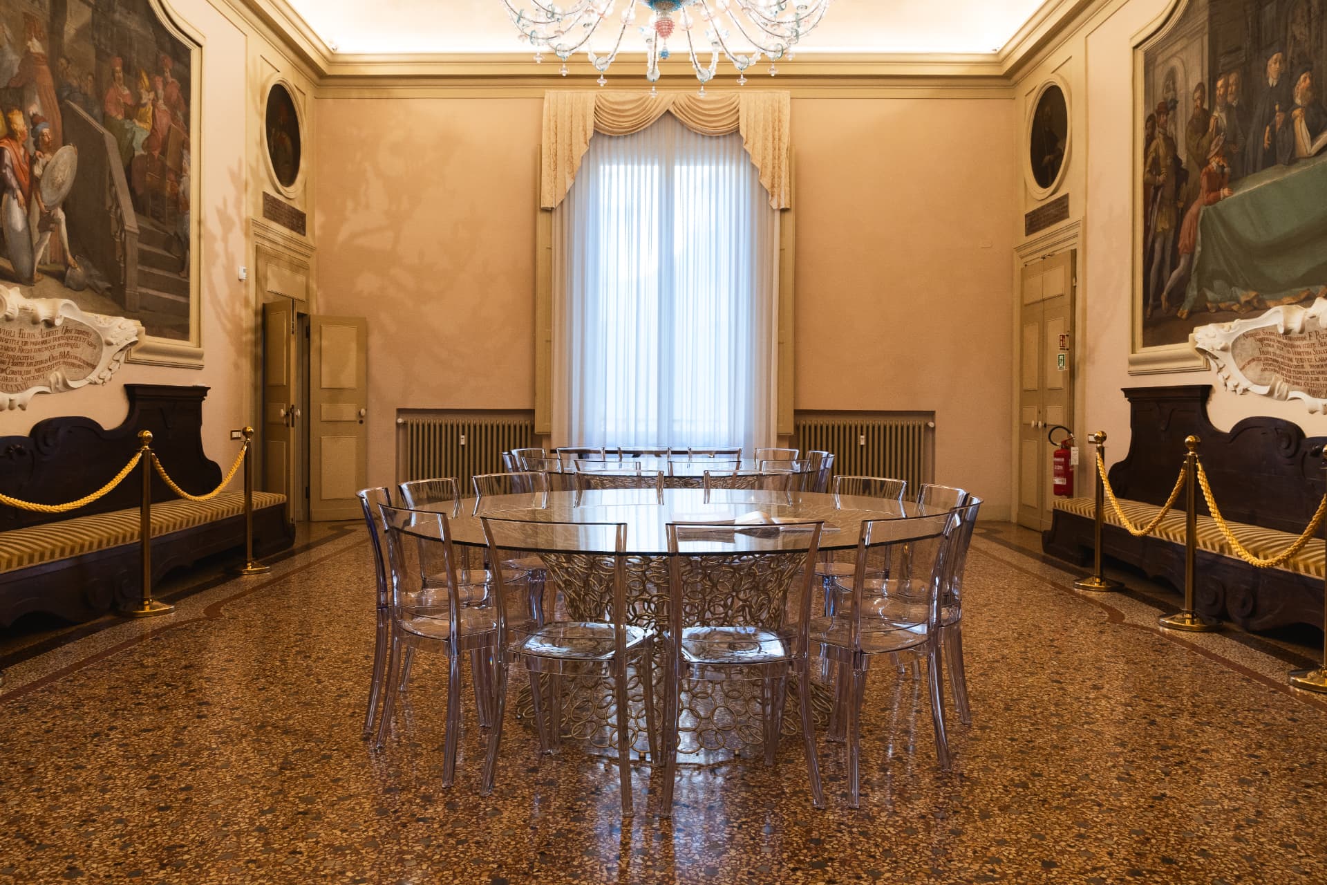 Sala riunioni di Palazzo Savioli con tavolo in vetro